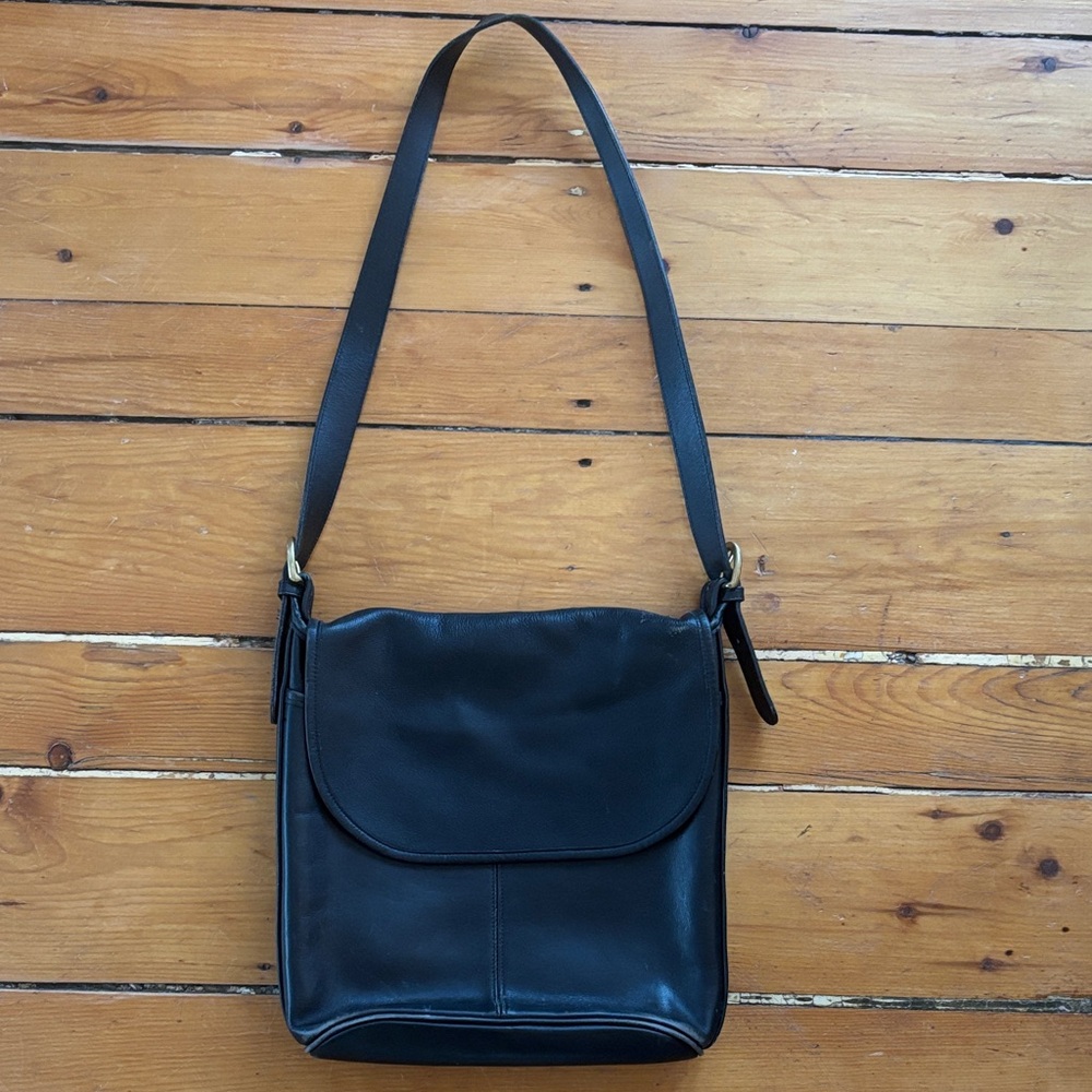 VINTAGE Coach Black Leather Bag with Zipper